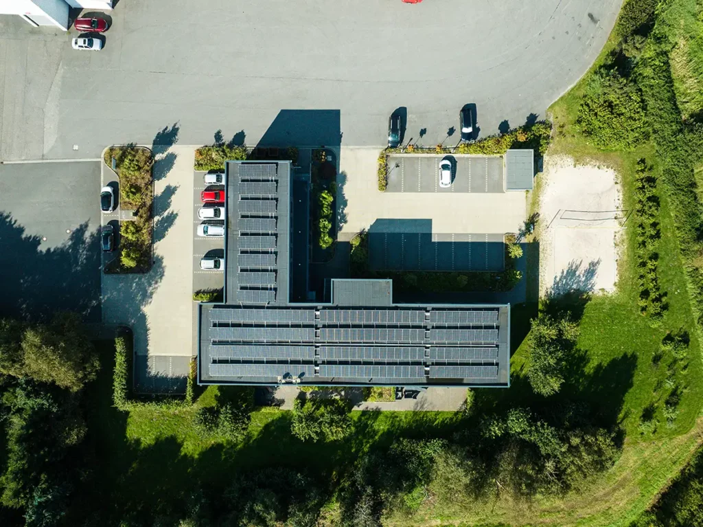 Drohnenaufnahme von einem Dach mit Solarpaneelen
