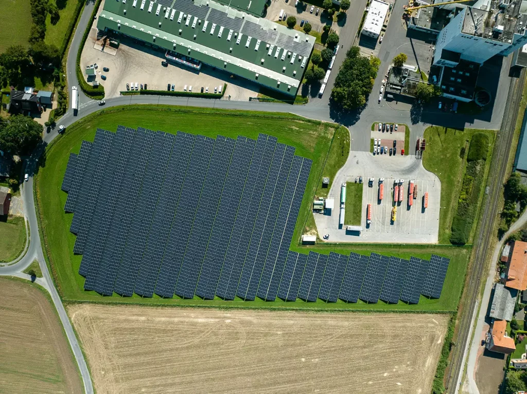 Drohnenaufnahme von einer Fläche mit Solarpaneelen