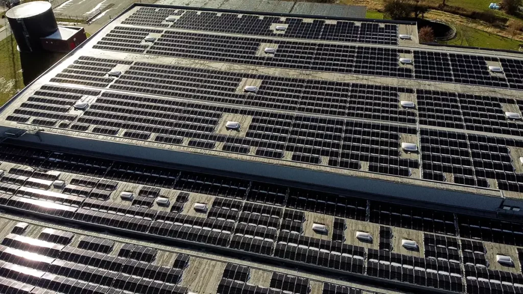 Drohnenaufnahme von einem Dach mit Solarpaneelen